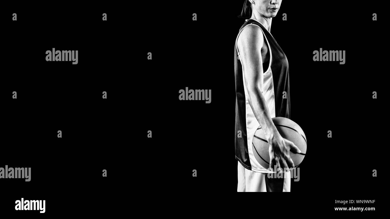 Haltbare weibliche Basketballspieler Stockfoto