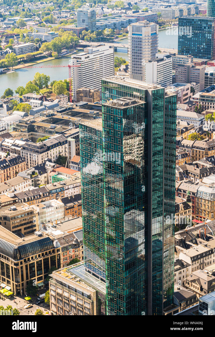 Stadtzentrum, Frankfurt am Main. Luftaufnahme, Wolkenkratzer Frankfurts. Hauptbahnhof Frankfurt. Brücken der Wichtigsten. Stockfoto