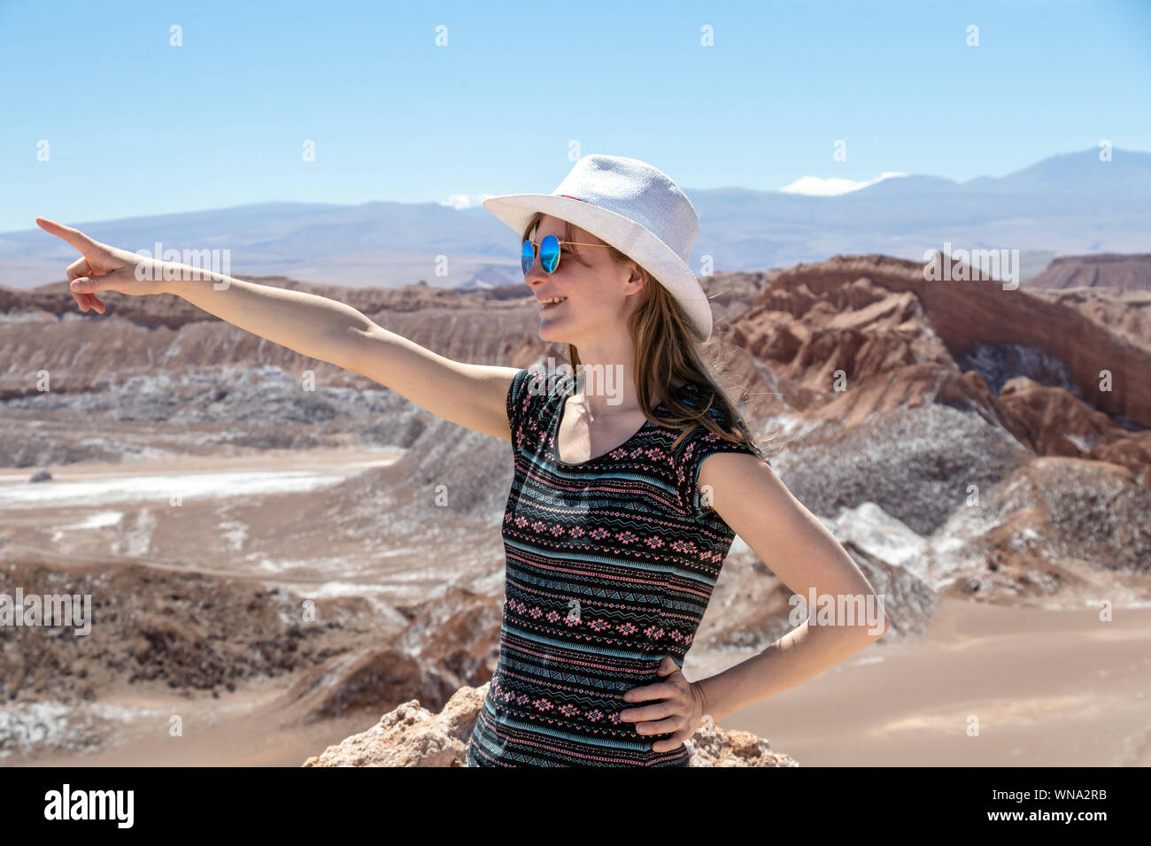 Kaukasische blonde Frau solo Reise geniessen und einzigartigen epischen Landschaft bewundern. Junge casual weibliche Modell im Moon Valley, Chile Stockfoto