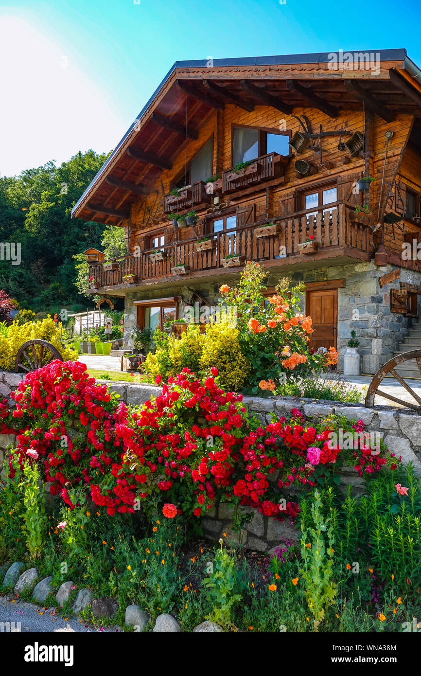 Holzhaus mit bunten Blumen, Bourg-Sait-Maurice, Frankreich, Französische Alpen, Tarentaise Stockfoto