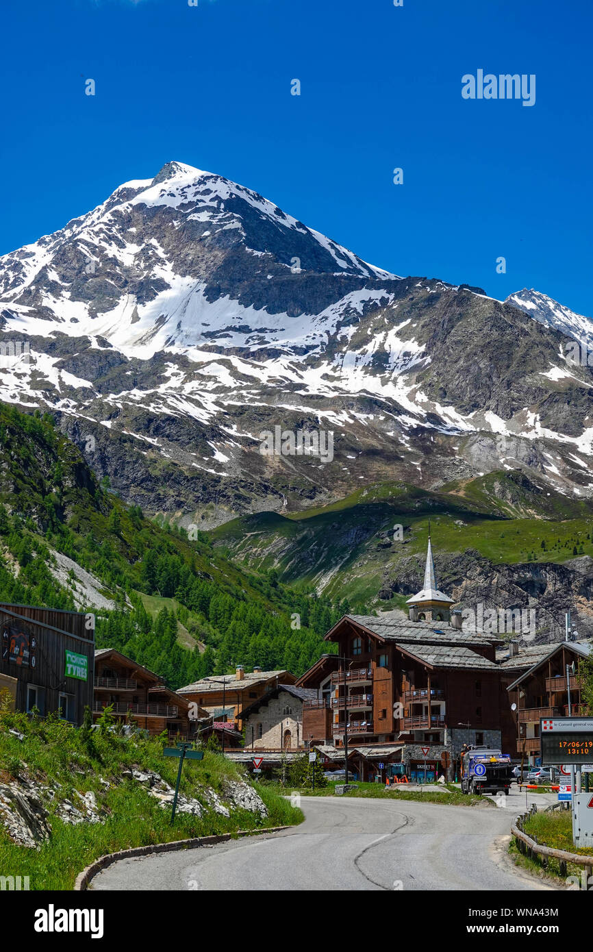 Skigebiet Tignes, Frankreich, Französische Alpen, Tarentaise mit Kirche und verschneiten Berge Stockfoto
