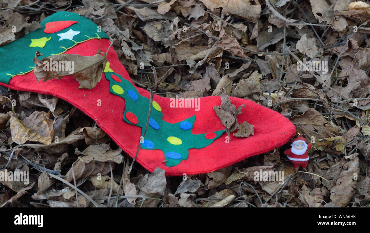 Red christmas Socke - geformte Tasche auf dem Boden Stockfoto