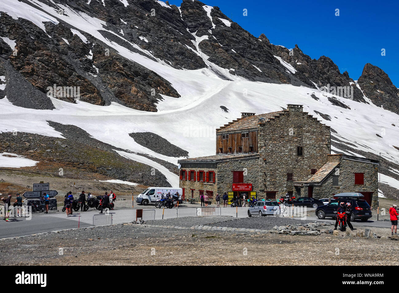 Gebäude und Biker am höchsten Punkt des Col de l'Iseran, High Pass, Val d'Isere, Sommer Stockfoto