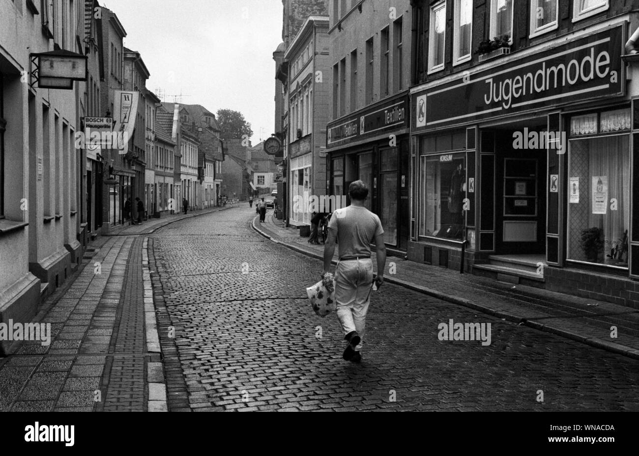 01. Januar 1990, Berlin, Perleberg: Brandenburg/Prignitz/DDR/1990 Perleberg, die Hauptstraße Baeckerstrasse. Beste Bildqualität, genaue Aufnahmedatum nicht bekannt. Foto: Paul Glaser/dpa-Zentralbild/ZB Stockfoto