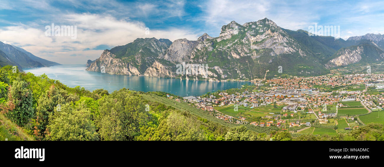 Das Panorama von Riva del Garda, Lago di Garda See. Stockfoto