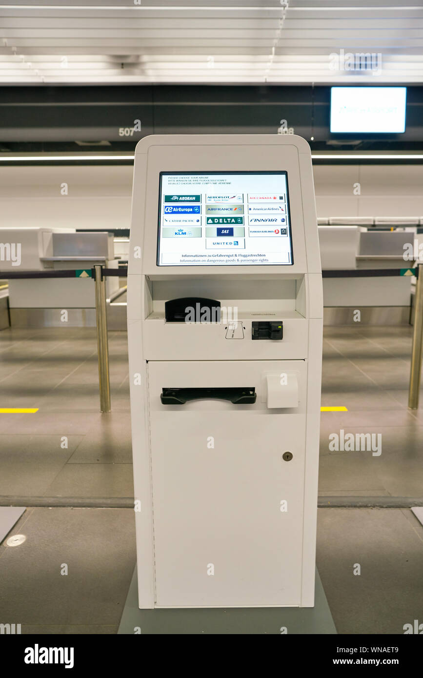Zürich, Schweiz - ca. Oktober 2018: Self-Service-Check-in-Automaten in Zürich International Airport. Stockfoto