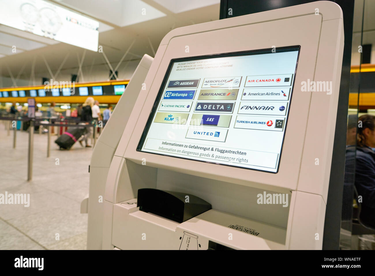 Zürich, Schweiz - ca. Oktober 2018: Nahaufnahme von Self-Service-Check-in-Automaten in Zürich International Airport. Stockfoto