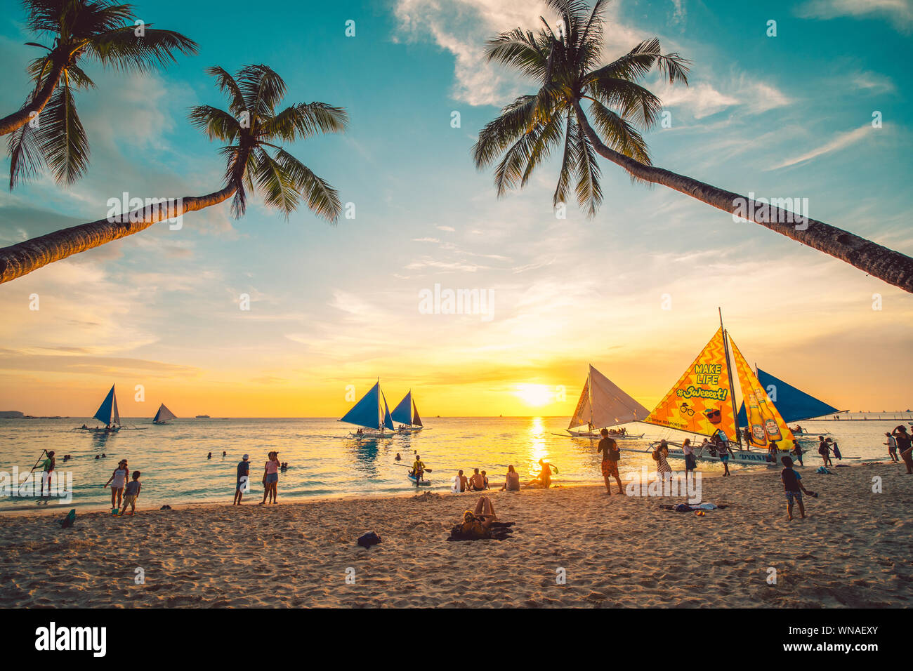 Boracay, Philippinen - 12. April 2019: Menschen genießen Sie einen spektakulären Sonnenuntergang auf der Insel Boracay auf den Philippinen. Stockfoto