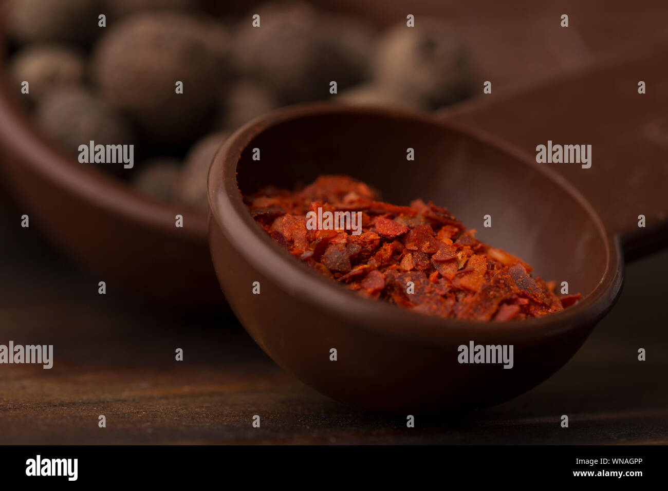 Schwarzer Pfeffer, Erbsen und Paprika Nah-, Makro Foto. Stockfoto