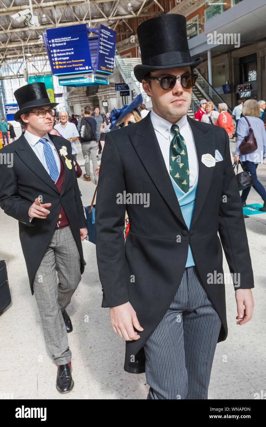 England, London, Lambeth, Waterloo Bahnhofshalle, Männer, gekleidet in Hut und Schwänze zu Fuß zum Zug für Ascot Rennen Stockfoto