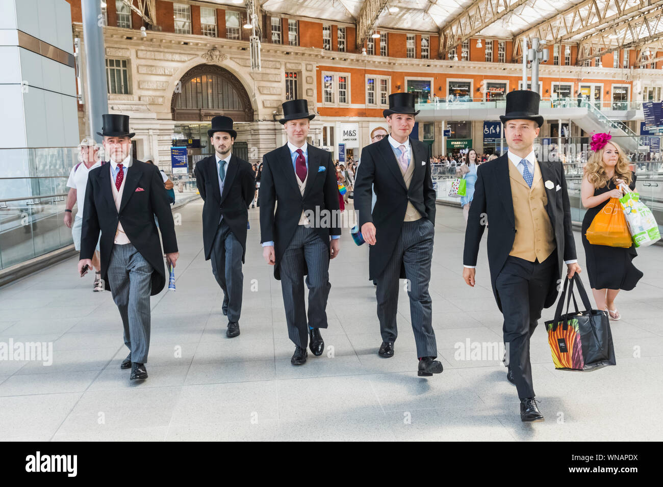 England, London, Lambeth, Waterloo Bahnhofshalle, Gruppe Männer, gekleidet in Hut und Schwänze zu Fuß zum Zug für Ascot Rennen Stockfoto