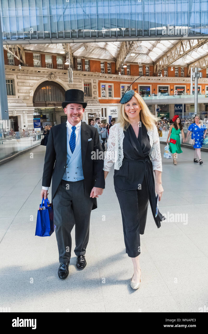 England, London, Lambeth, Waterloo Bahnhofshalle, Mann, gekleidet in Hut und Schwänze gehen mit Frau zu trainieren für Ascot Rennen Stockfoto