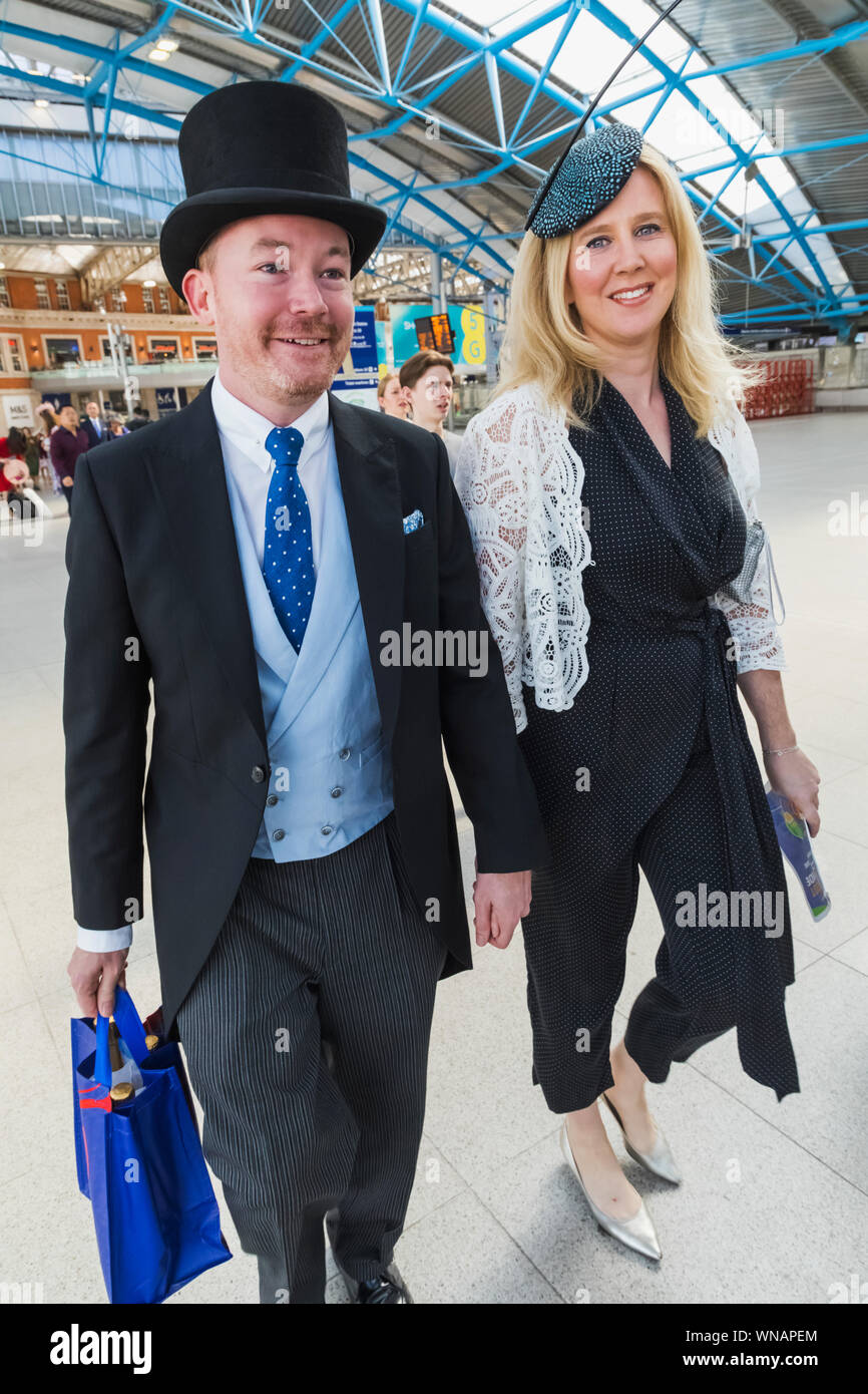 England, London, Lambeth, Waterloo Bahnhofshalle, Mann, gekleidet in Hut und Schwänze gehen mit Frau zu trainieren für Ascot Rennen Stockfoto