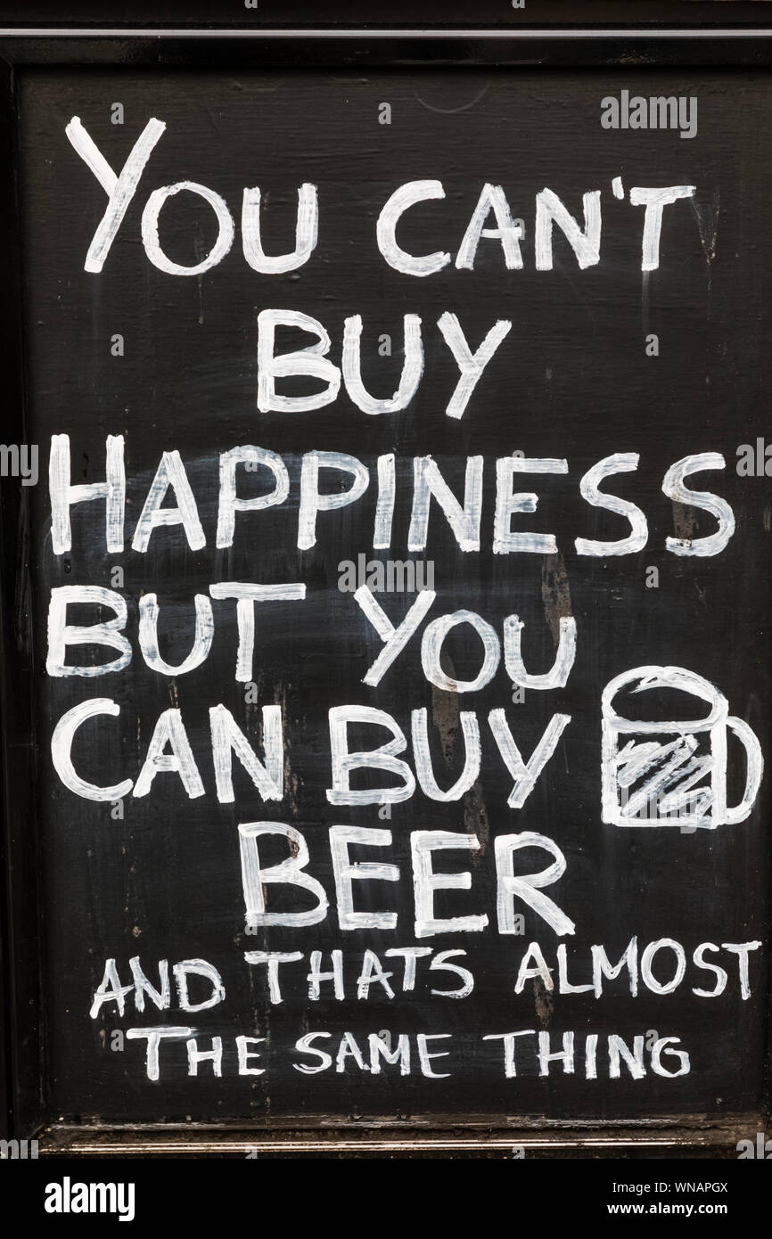 England, London, lustige Werbung Sign Glück außerhalb von Pub  Stockfotografie - Alamy