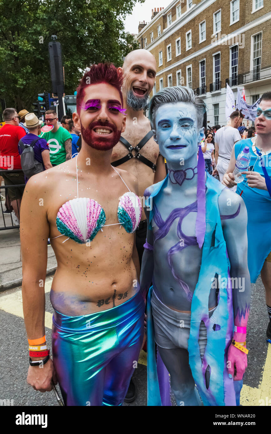 England, London, Die jährliche Pride Festival, Gruppe von bunten Parade Teilnehmer gekleidet wie Gaymers Stockfoto