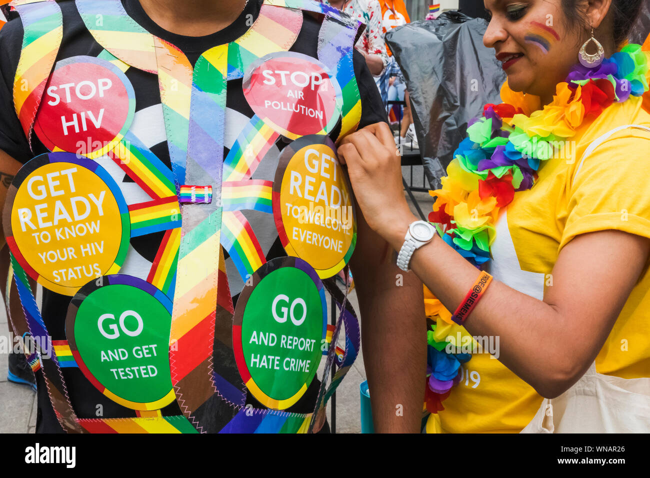 England, London, Die jährliche Pride Festival, Detail der Parade Teilnehmer Jacke fördern und das Bewusstsein für soziale Fragen Stockfoto