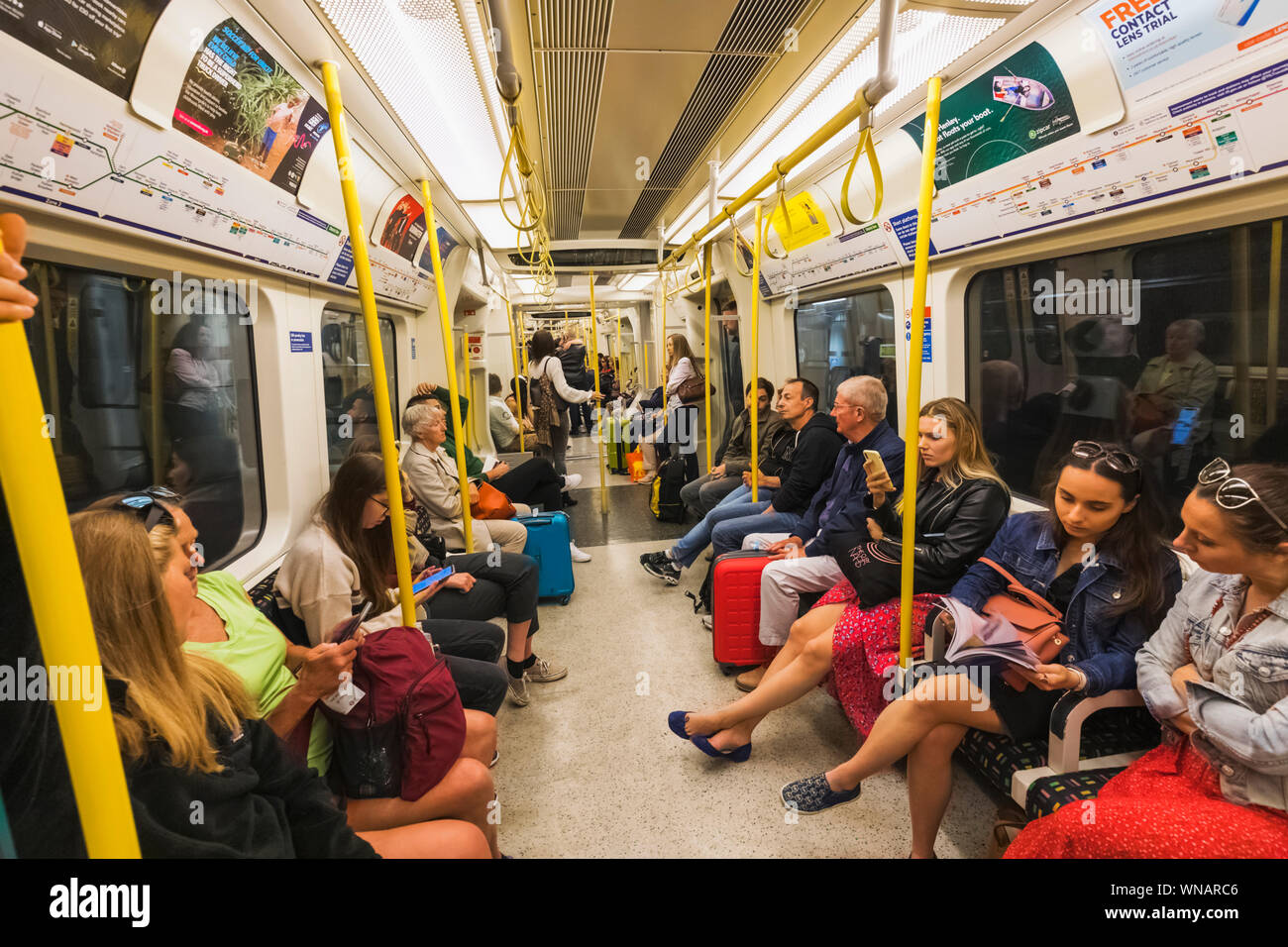 England, London, Fahrgäste in der U-Bahn Stockfoto