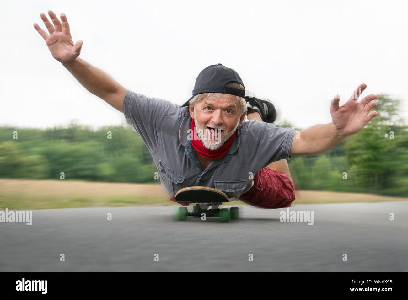 Alter Mann verrückt auf Skateboard Stockfoto