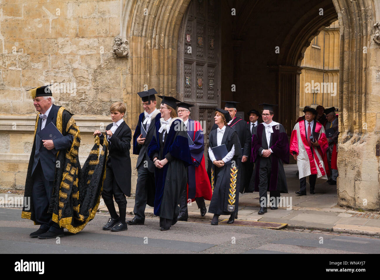 Der Kanzler der Universität Oxford, Chris Patten, führt Teil der Encaeniia Prozession aus der alten Schule Quad und die Bodleaian Bibliothek Stockfoto