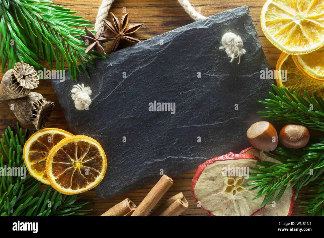Leere Tafel mit Weihnachtsschmuck Stockfoto