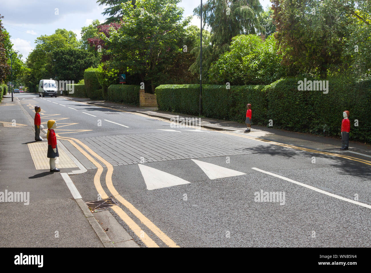 Eine so genannte Billy & Belinda Fußgängerüberweg außerhalb einer Schule in Maidenhead mit Kind - wie Polyurethan Poller Stockfoto