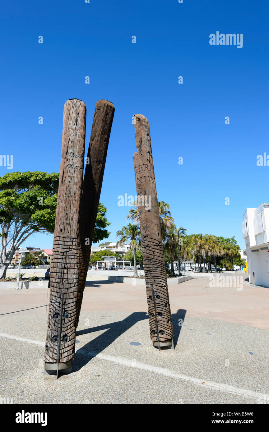 Eine hoch aufragende holz skulptur erinnert an den ursprünglichen Holz Steg 1882 erbaut, Wynnum, Queensland, Queensland, Australien Stockfoto