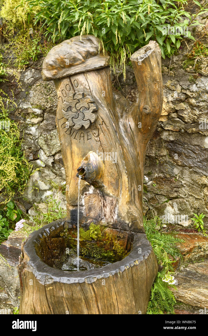 Holzstamm brunnen Fotos und Bildmaterial in hoher Auflösung Alamy