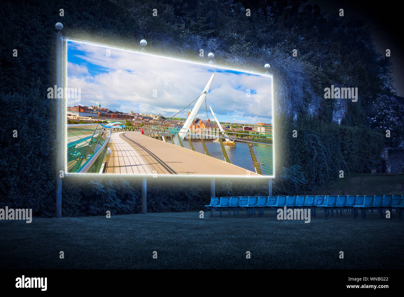 Städtischen Skyline von Derry City (auch genannt) Londonderry in Nordirland mit dem berühmten 'Peace Bridge" (Europa - Nordirland) - Outdoor Cinema Stockfoto