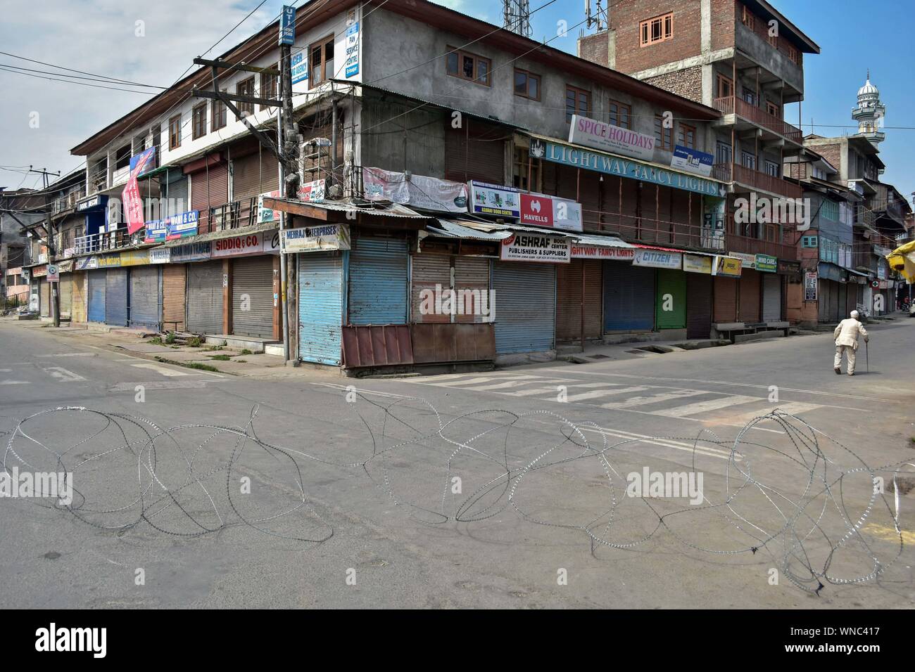 Srinagar, Indien. 06 Sep, 2019. Faltenbalg Kabel in der Mitte der Straße während der Schließung in Srinagar. Kaschmir-tal blieb unten für die 33 nachfolgenden Tag nach dem Abwracken von Artikel 370 durch die zentrale Regierung, die besonderen Status in Jammu und Kaschmir gewährt. Credit: SOPA Images Limited/Alamy leben Nachrichten Stockfoto