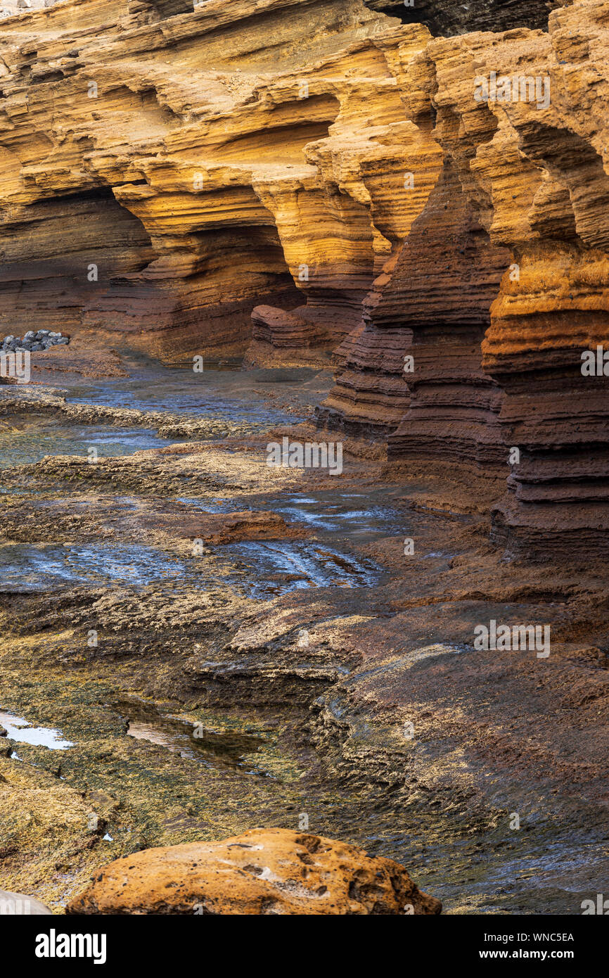 Gesteinsschichten auf Montana Amarilla, Costa del Silencio, am frühen Morgen, Teneriffa, Kanarische Inseln, Spanien Stockfoto