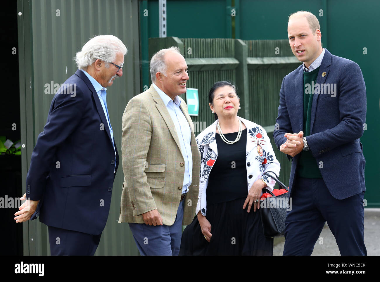 Herzog von Cambridge spricht mit Rob Morris (Zweite links) und Miteigentümer von Silver Jubilee Park und Hon Vice President von Hendon FC und Edware Stadt FC bei seinem Besuch in Hendon FC in London, um mehr über die psychische Gesundheit übertreffen Initiativen des Vereins zu erfahren. Stockfoto