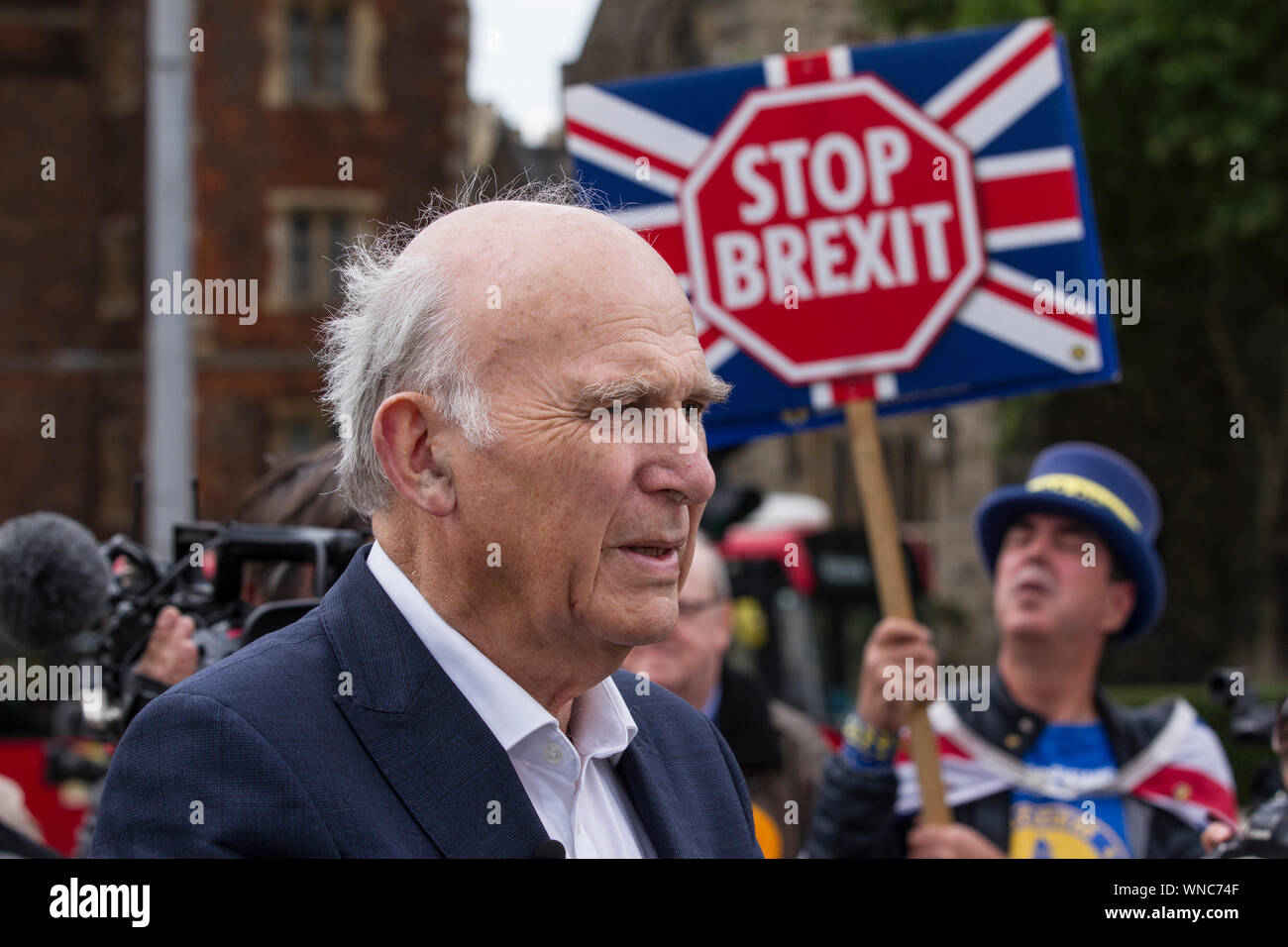 Vince Cable verbunden von Aktivisten und neue Bibliothek Dem Abgeordneten die besten europäischen Wahlergebnis in der Geschichte der Partei, Lambeth, London zu feiern, Großbritannien Stockfoto