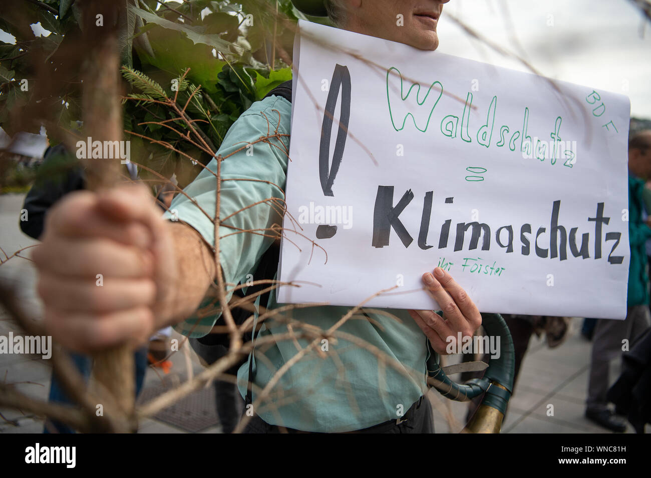 Stuttgart, Deutschland. 06 Sep, 2019. Während einer Demonstration unter dem Motto "Wald in Not" ein Mann hält ein Schild mit der Aufschrift 'Forest protection= Klimaschutz' in seiner Hand. Förster, Waldarbeiter und Waldbesitzer - aber auch junge Menschen der Freitag für künftige Demonstrationen - zeigen die Aufmerksamkeit auf die Verschmutzung der Wälder zu ziehen. Credit: Sebastian Gollnow/dpa/Alamy leben Nachrichten Stockfoto