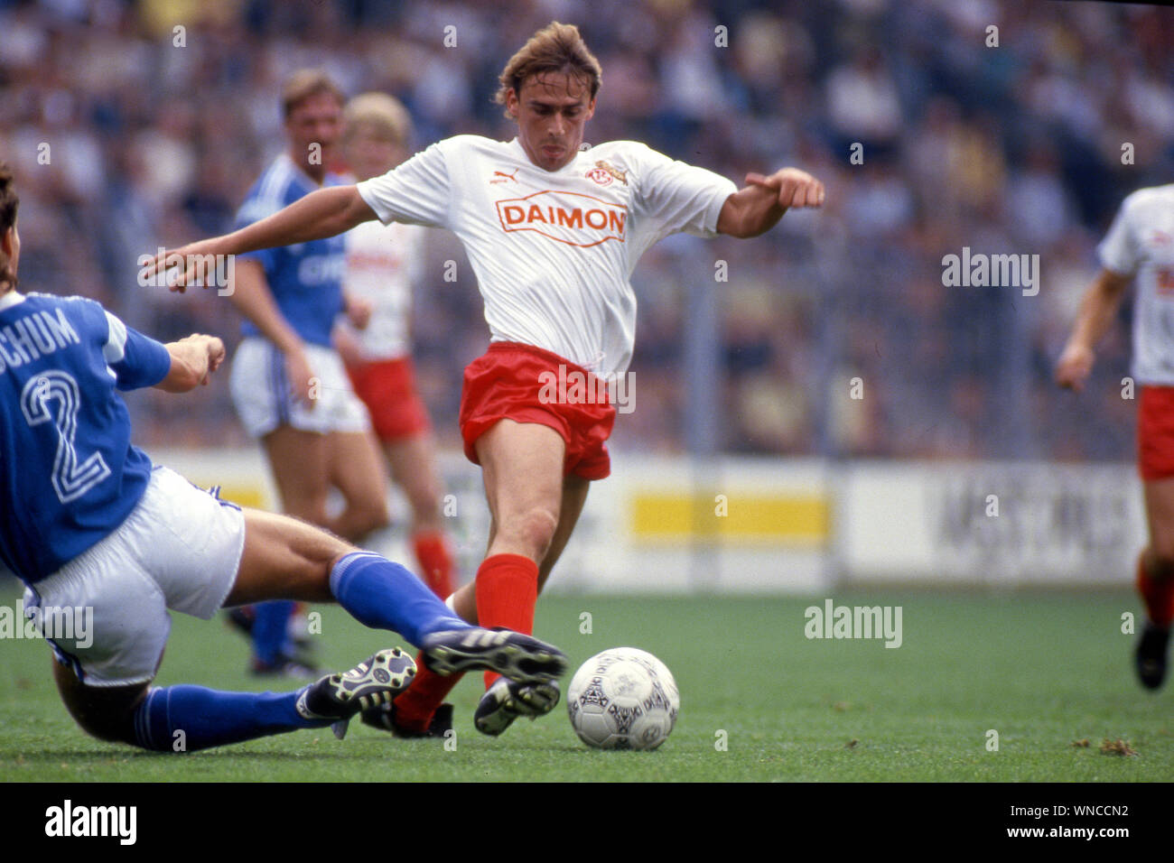 Köln, Deutschland. 29 Aug, 2019. Thomas ALLOFS (Deutschland), Fußballspieler, FC Köln, Aktion, Single Action mit Kugel, ganze Zahl, vollständige Abbildung, vollen Körper, Fußball-Bundesliga, undatierte Aufnahme Ca. 1986, Â | Nutzung der weltweiten Kredit: dpa/Alamy leben Nachrichten Stockfoto