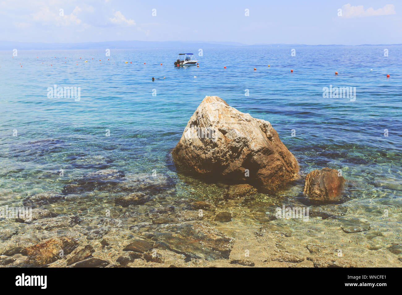 Blick auf den Felsen im Meer und wunderschöne Seenlandschaft im Sommer Tag, Reiseziel Griechenland. Stockfoto