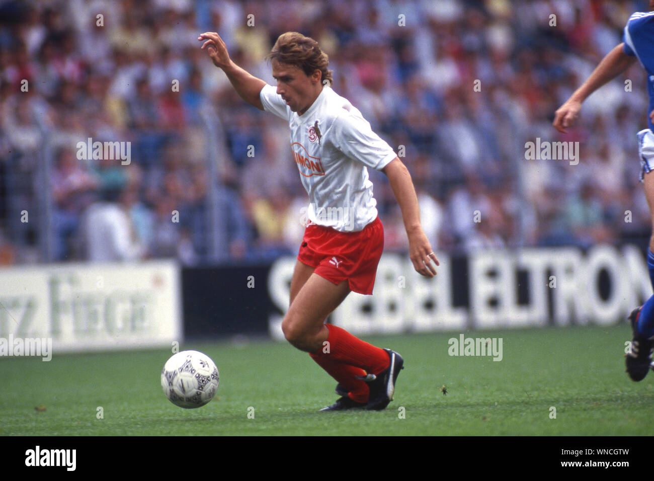 Köln, Deutschland. 29 Aug, 2019. Thomas ALLOFS (Deutschland), Fußballspieler, FC Köln, Aktion, Single Action mit Kugel, ganze Zahl, vollständige Abbildung, vollen Körper, Fußball-Bundesliga, undatierte Aufnahme Ca. 1986, Â | Nutzung der weltweiten Kredit: dpa/Alamy leben Nachrichten Stockfoto