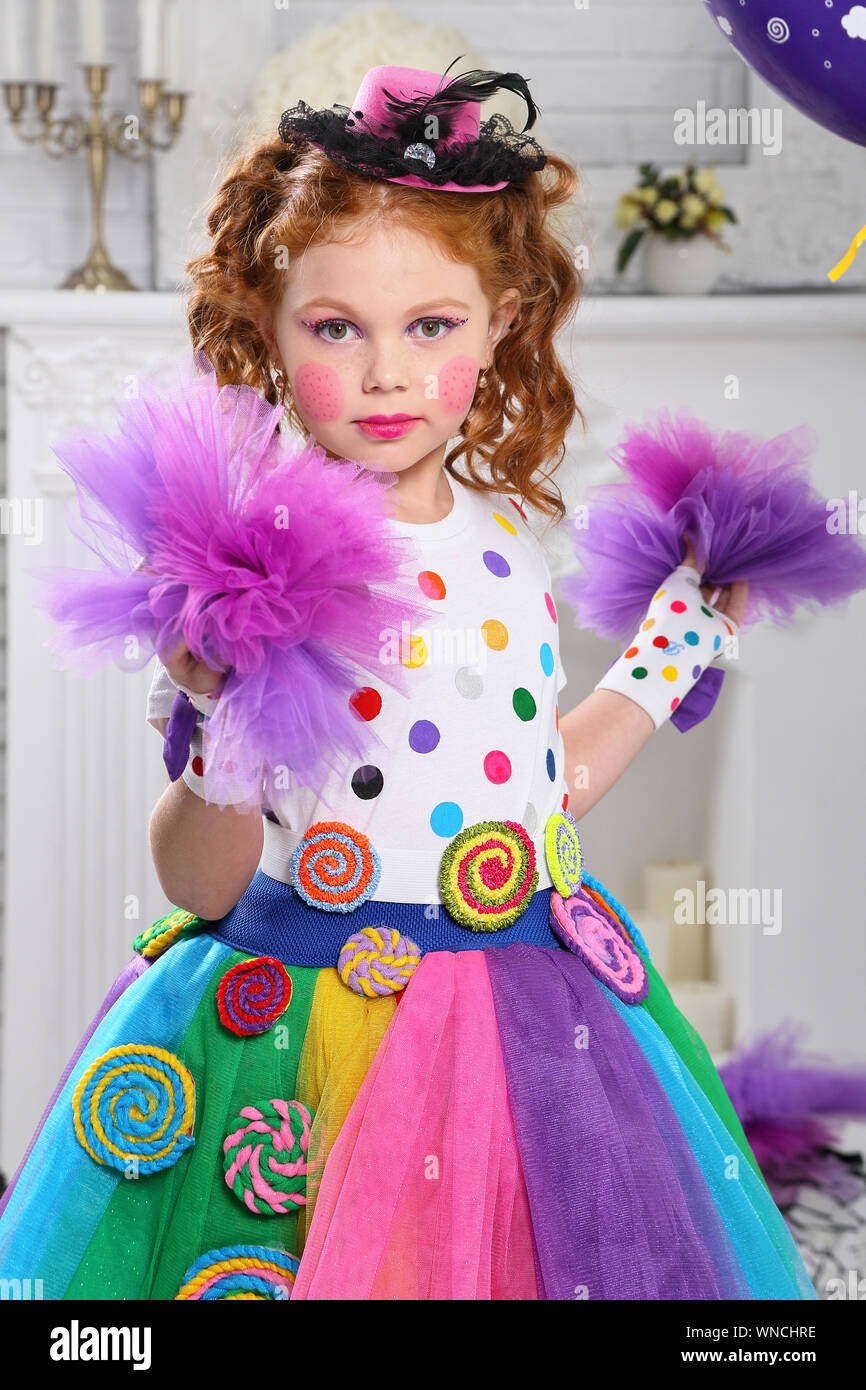 Ein kleines Mädchen in heller Farbe Karneval Kleidung, mit hellen Make-up. Stockfoto