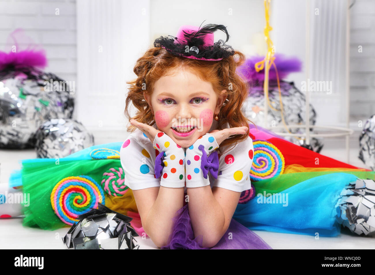 Ein kleines Mädchen in heller Farbe Karneval Kleidung, mit hellen Make-up. Stockfoto