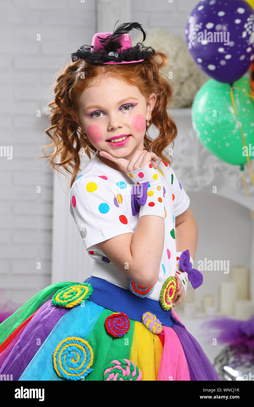 Ein kleines Mädchen in heller Farbe Karneval Kleidung, mit hellen Make-up. Stockfoto