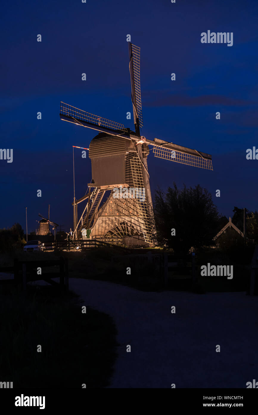 Majestätischen Windmühle gegen die bleu Stunde Sonnenuntergang in Alblasserdam, Niederlande Stockfoto