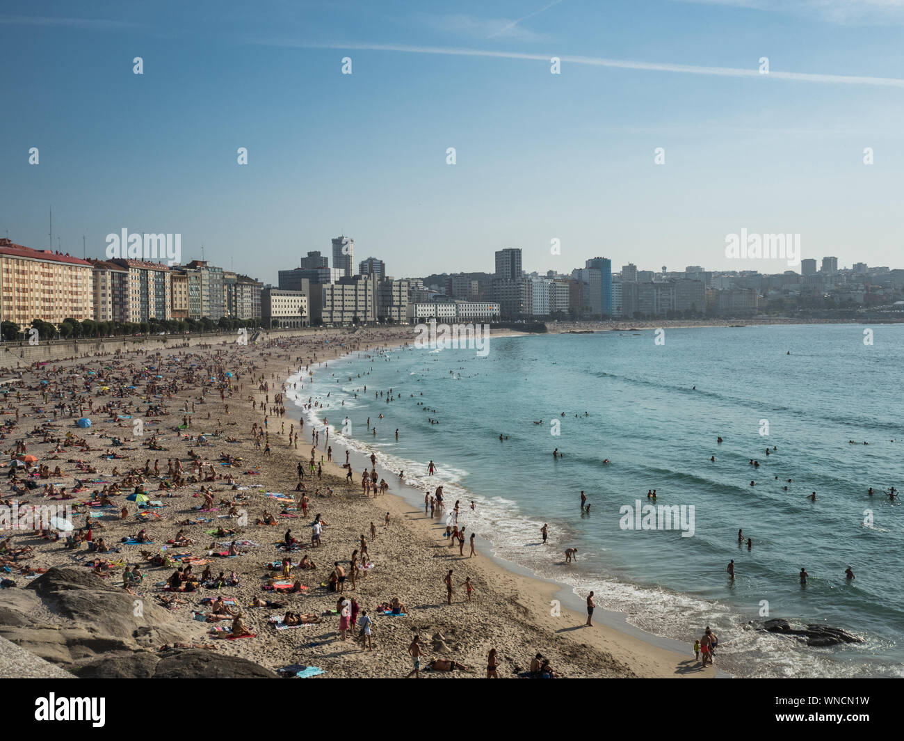 A Coruña, Spanien - 23 August 2019 Panoramablick auf die A Coruna Strand Riazor und Orzan Stränden Stockfoto