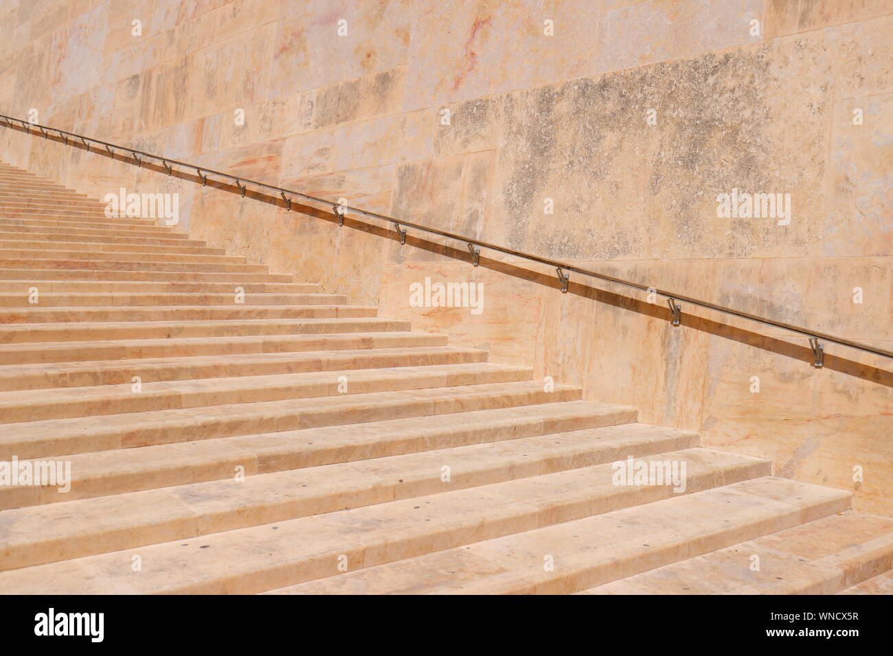 Die Schritte, die dazu führen, dass das Parlament von Malta Gebäude in Valletta Stockfoto