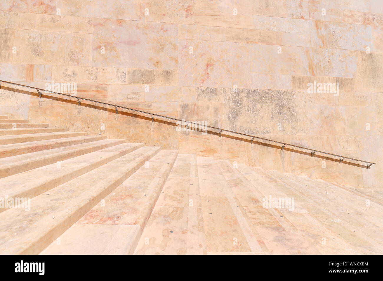 Die Schritte, die dazu führen, dass das Parlament von Malta Gebäude in Valletta Stockfoto