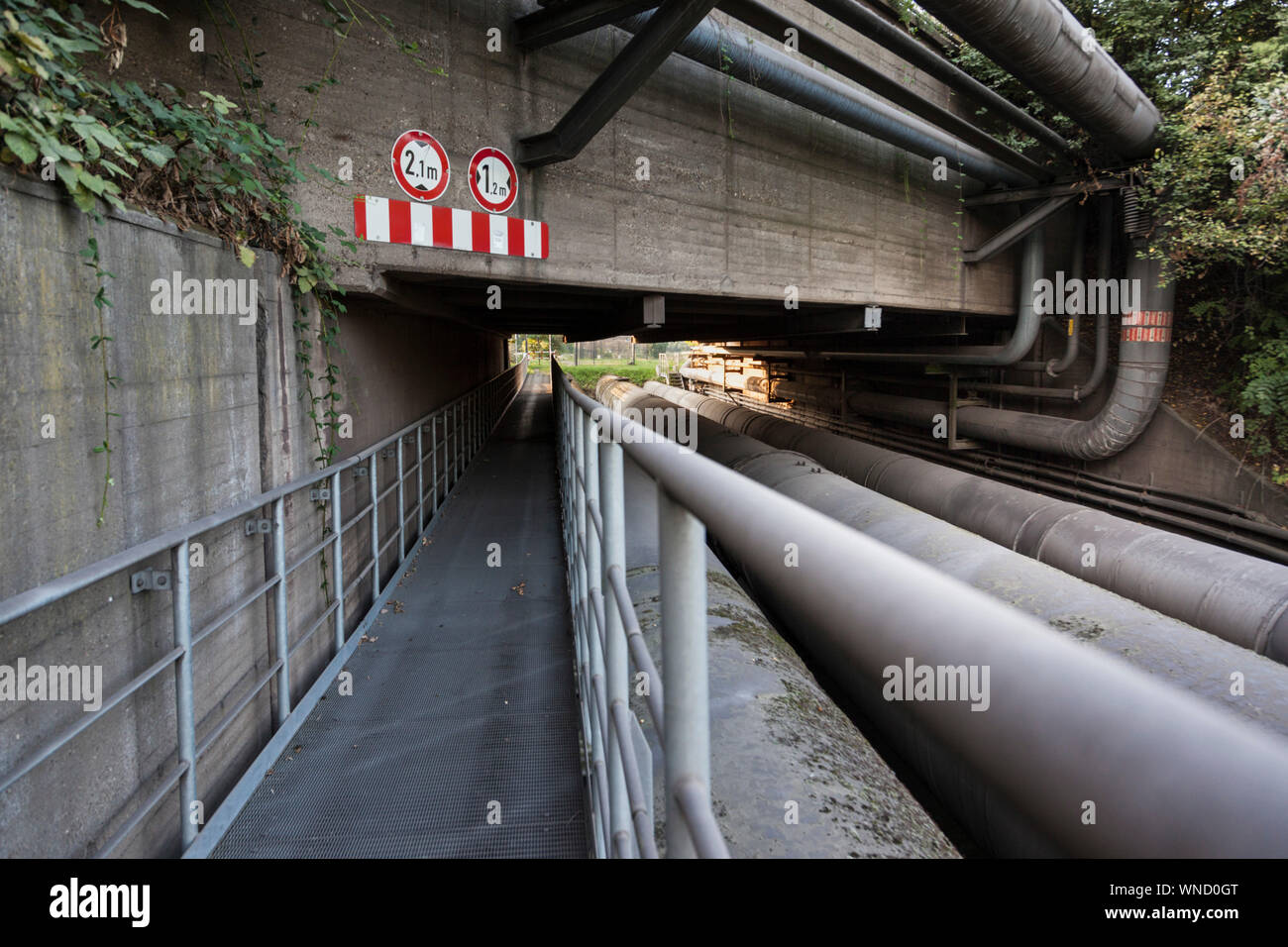 Fußgänger-Unterführung in Duisburg Bruckhausen im industriellen Bereich Stockfoto