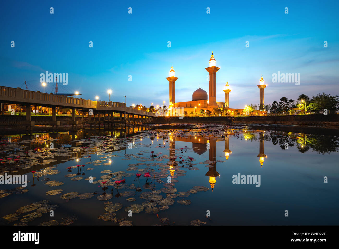 Morgen Sonnenaufgang Himmel von Masjid Bukit Jelutong in Shah Alam in der Nähe von Kuala Lumpur, Malaysia. Auch als Moschee von tengku Ampuan Rahimah bekannt. Stockfoto