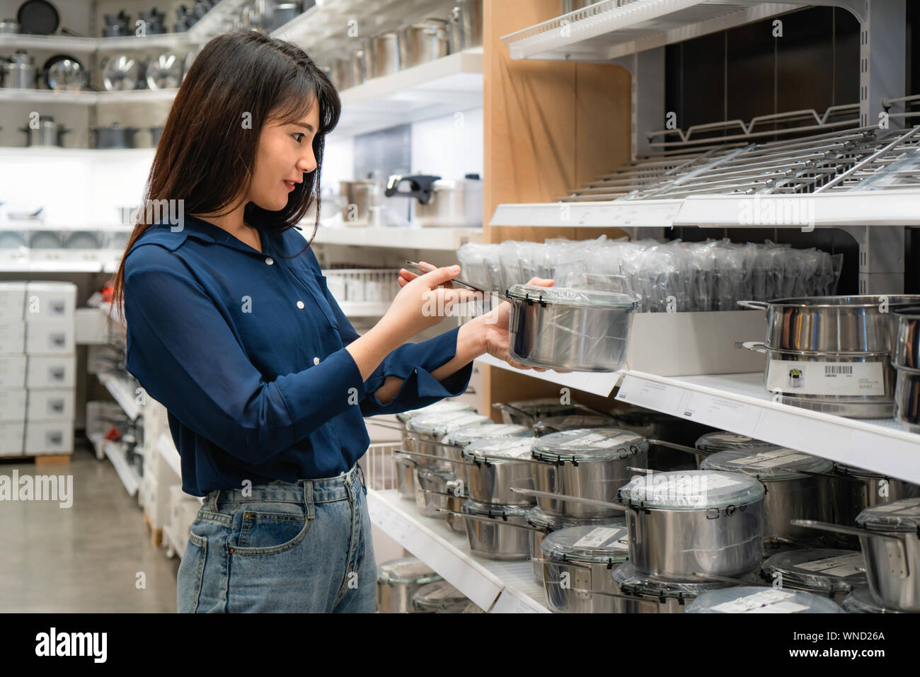 Asiatische Frauen werden neue Küchenutensilien in der Mall zu kaufen. Einkaufsmöglichkeiten für Lebensmittel und Haushaltswaren sind in Märkte, Supermärkte oder großen Shopping erforderlich Stockfoto