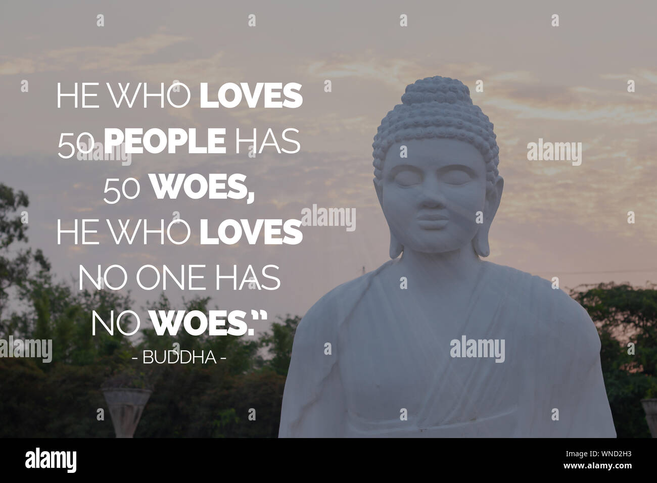 Wer ihn liebt, 50 Personen hat 50 Elende, wer ihn liebt, niemand hat keine Elende - Buddha Stockfoto
