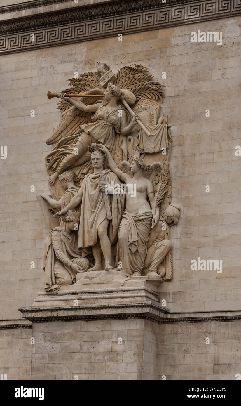Der Blick auf die Skulptur auf Osten Säule des Arc de Triomphe. Le Triomphe de 1810 von Jean-Pierre Cortot feiert den Vertrag von Schönbrunn,... Stockfoto