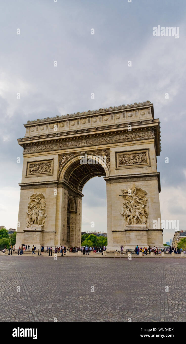 Schönes Portrait mit Blick auf den berühmten Triumphbogen in Paris, von Osten gesehen mit den beiden Skulpturen Le Départ und Le Triomphe an einem bewölkten, ... Stockfoto