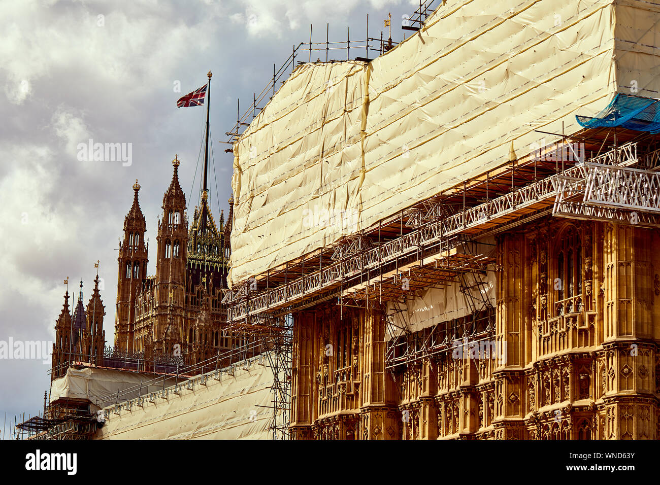 London, Großbritannien - 5 September, 2019: Wolken über ein Parlament in der Notwendigkeit der Reparatur. Stockfoto